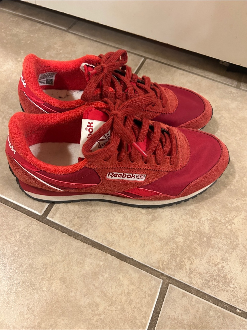 Reebok Red 7.5 Low-Top Casual Sneakers